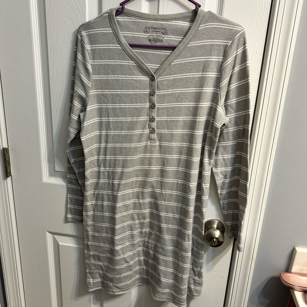 Croft & Barrow Gray Striped Long Sleeve Nightshirt --Women's Small